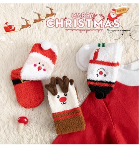 Flache Ansicht weicher Korallenvlies-Weihnachtssocken mit 3D-Elch- und Schneemann-Motiven