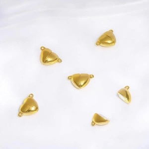 Dettaglio di chiusure magnetiche a forma di cuore dorate per collane e bracciali fai-da-te