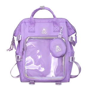 Detail des lila Ita-Rucksacks mit transparentem PVC-Fenster und Bären-Abzeichen