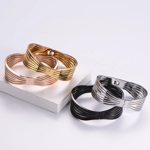 Bracelet manchette ouvert multicouche ondulé en finitions or, or rose, argent et noir