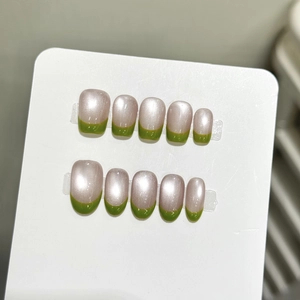 Dettaglio di unghie finte bianco perla con punte French verde avocado e finitura lucida