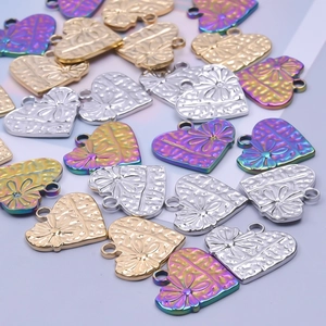Détails des pendentifs en forme de cœur avec relief floral en or et argent poli