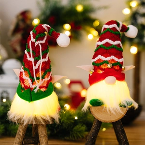 Détail de gnomes de Noël lumineux avec bonnets rayés et base à lueur chaleureuse
