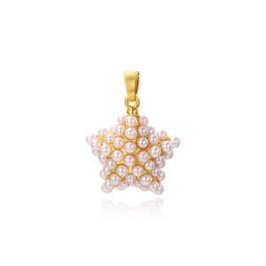 Élégant pendentif étoile doré serti de perles sur un fond blanc propre et épuré