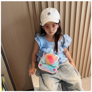 Dettaglio di una borsa pranzo unicorno colorata con finitura laser e pompon arcobaleno