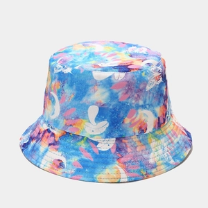 Dettaglio del cappello alla pescatora tie-dye con farfalle bianche e lune crescenti