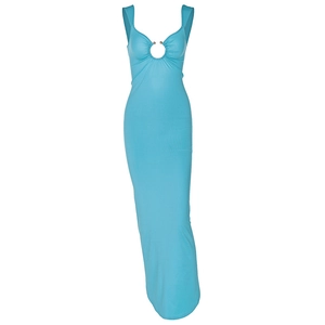 Dettaglio dell'abito slim azzurro con scollo a V cut-out e accattivante anello in metallo