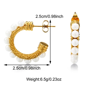 Detailansicht goldene C-Ohrringe mit Perlen und Größenangaben 2.5cm und 6.5g