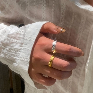 18k gold plated wrinkled texture open ring and silver band set on finger
