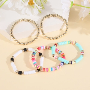 Détail du lot de 5 bracelets avec perles Heishi colorées et perles rondes dorées