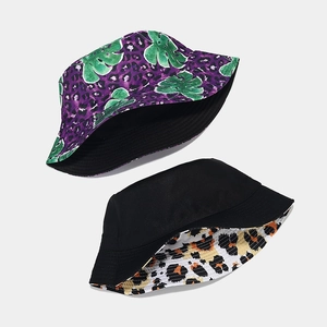 Cappello a secchiello reversibile con stampa leopardata e foglie tropicali nero e viola