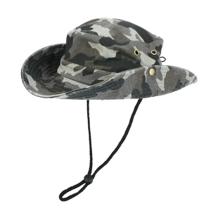 Detail eines Camouflage Sonnenhuts mit Kordelzug und Druckknöpfen für Outdoor-Aktivitäten