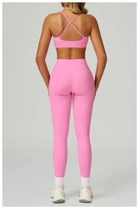 Vue arrière de l'ensemble de yoga rose avec legging taille haute et dos croisé