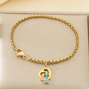Vue détaillée du pendentif cœur mère et fille sur une chaîne à perles dorées