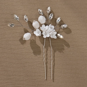 Détails de fleurs en céramique blanche faites main et strass brillants sur l'épingle