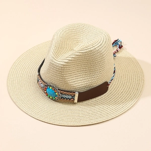 Cappello da sole in paglia beige bohémien con perline turchesi ed nappe su sfondo neutro