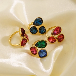Detail von 14K vergoldeten Ringen mit bunten Tropfen- und quadratischen Zirkonia-Kristallen