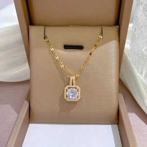 Nahaufnahme der Titanstahl-Halskette mit quadratischem Zirkonia-Anhänger in goldener Box