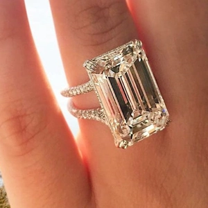 Bague De Luxe En Zircon Taille Émeraude Pour Femmes En Cuivre Pavée Sur Deux Rangs Pierre Carrée Étincelante