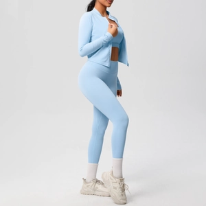 Vista laterale del set yoga azzurro 3 pezzi con giacca, reggiseno sportivo e leggings