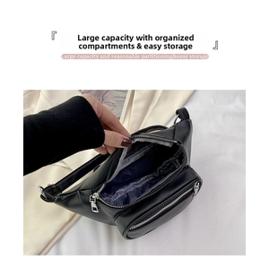 Détail du sac de poitrine en similicuir noir avec double fermeture éclair et grand espace
