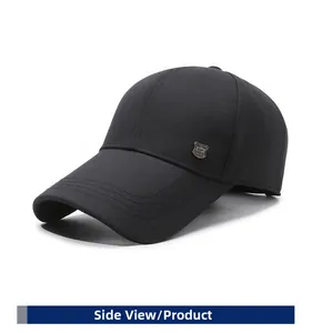 Détail de casquette de baseball noire avec logo bouclier en métal et bord renforcé
