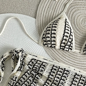 Vue détaillée de la dentelle au crochet et des motifs en tricot noir et blanc du bikini