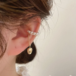 Polsino per orecchie vintage in oro con perle, diamanti pavé e nappina a cuore