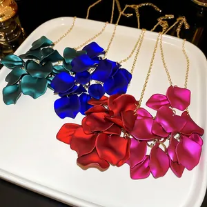 Set de colliers à pompons floraux avec pétales mats en vert, bleu, rouge et rose vif