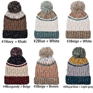 Détails de six modèles de bonnets en tricot bicolores avec pompons moelleux sur le dessus