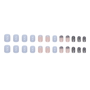 Faux ongles carrés courts bleu brume avec dégradé pailleté et design élégant