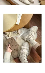 Gemütliche herbstliche Damensocken mit Bärenmuster und Polka Dots mit Plüschhausschuhen