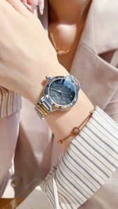 Vue détaillée d'une montre bicolore avec cadran marbre et bracelet fin en or