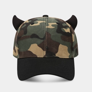 Dettaglio cappello baseball mimetico con corna di toro 3D e visiera nera curva