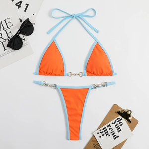Vue détaillée du bikini orange côtelé avec anneaux dorés, perles et liseré bleu