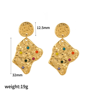 Boucles d'oreilles lave dorées avec texture martelée et cristaux colorés double couche