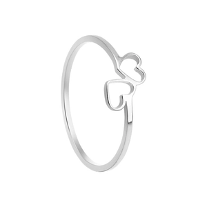 Vue détaillée d'une bague en argent S925 avec un design de cœurs entrelacés pour femme