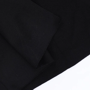 Detailaufnahme des schwarzen Rippstrickgewebes mit feiner Textur und hoher Materialelastizität