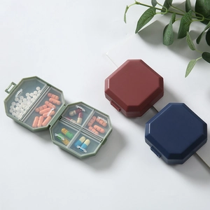 Portapillole portatile a 4 scomparti in verde, rosso e blu per l'organizzazione quotidiana