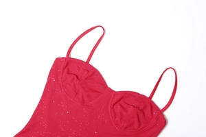 Detailaufnahme des tiefrosa Netz-Kleides mit glitzernden Pailletten und Cup-Details