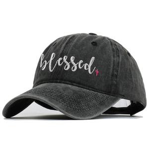 Detailansicht der weißen blessed Stickerei und des rosa Kreuzes auf der gewaschenen Kappe