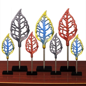 Ornement Feuille Abstraite Évidée Résine Sculpture Table Moderne Minimaliste Avec Support Métal Pour Décor Maison Bureau