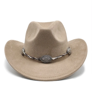 Détail de la bande tressée avec ornements en métal argenté sculpté sur un chapeau cowboy