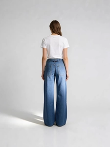 Jeans da donna a gamba dritta a vita alta blu, vista posteriore modella in studio