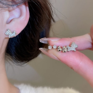 Détail d'une boucle d'oreille Terrier écossais en argent avec zircons sur une oreille