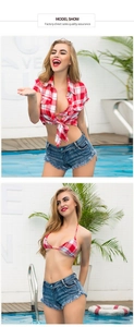 Details von Fransen-Denim-Shorts kombiniert mit einem rot-weiß karierten Bindeshirt