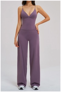 Ensemble de yoga deux pièces avec caraco décolleté en V et pantalon large en violet foncé