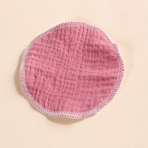 Nahaufnahme des rosa dreilagigen Stilleinsatzes mit dichter Overlock-Kante aus Baumwolle