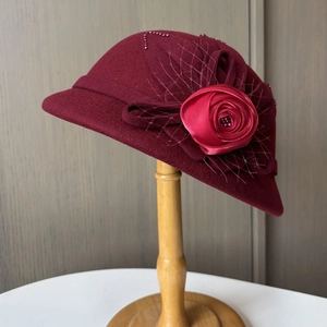 Eleganter weinroter Wollhut mit Satinblume und Netzschleier für Damen im Winter