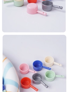 Gros plan de louches miniatures en plastique coloré pour scènes de cuisine de poupée